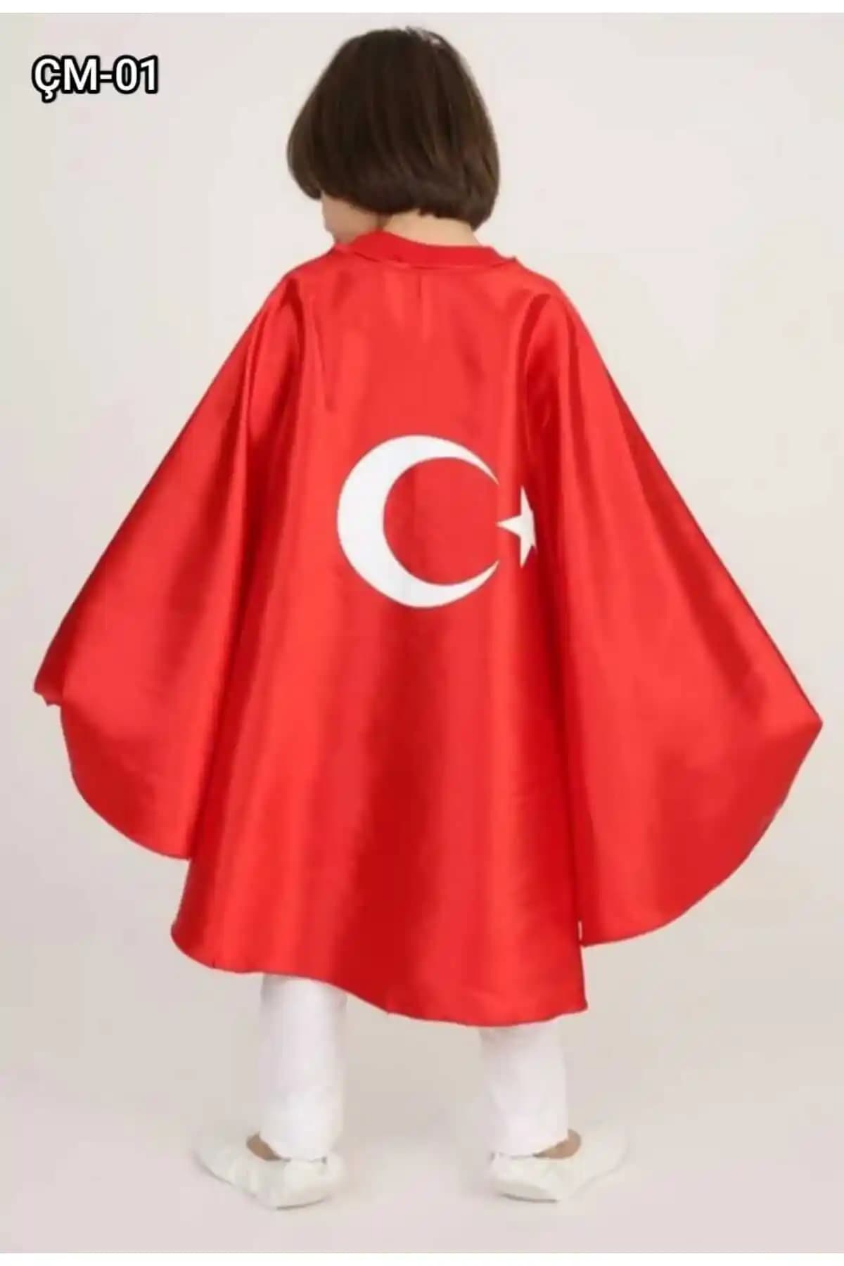 Türk Bayrağı Desenli Çocuk Pelerini: Şıklık ve Konforu Bir Arada Sunan Tasarım