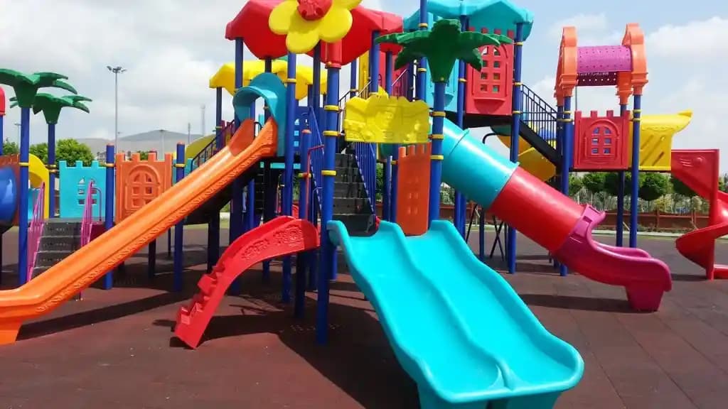 Çocuklar İçin Güvenli Oyun Ekipmanları Tasarımı ve Güvenlik Standartları