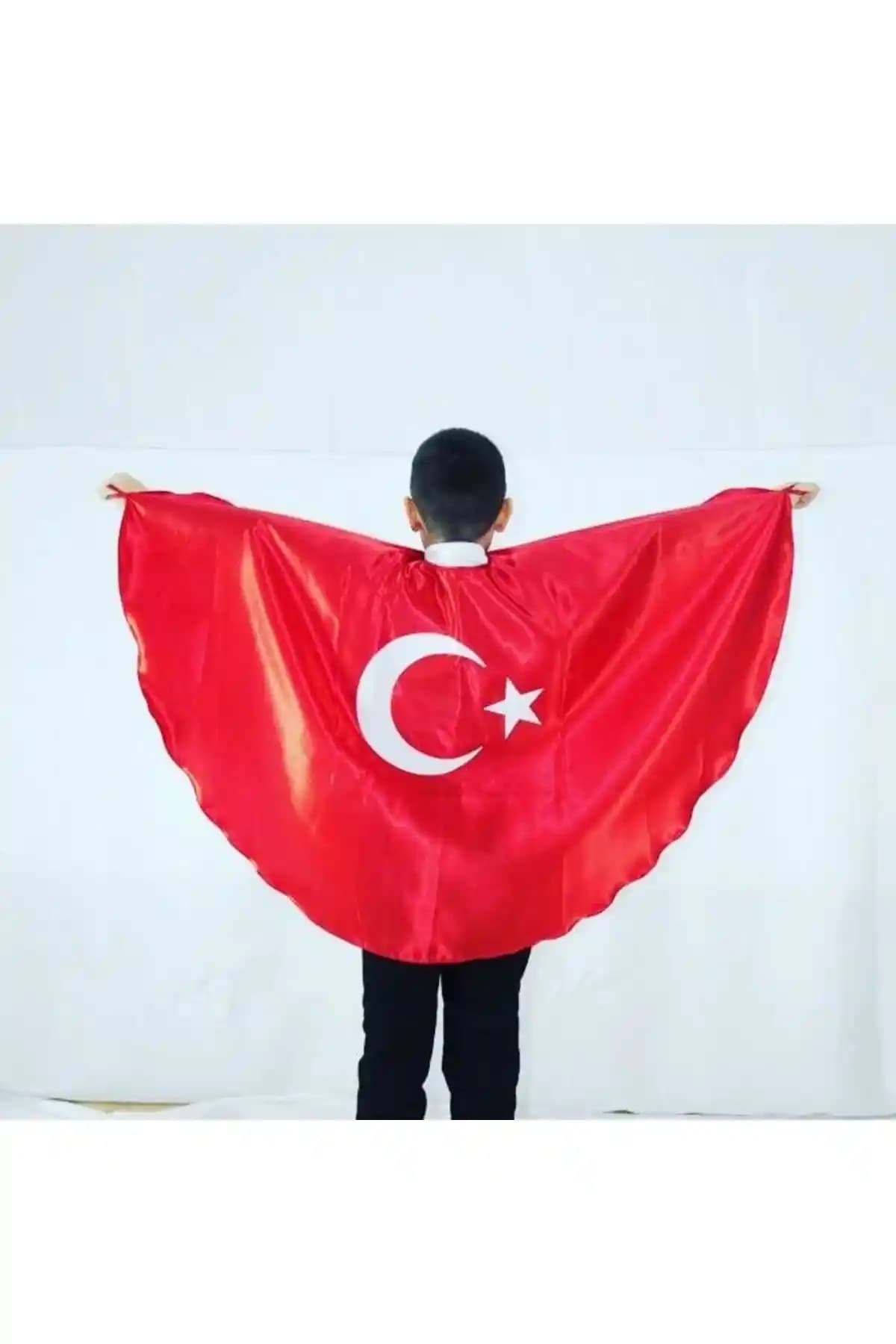 Çocuklar İçin Türk Bayrağı Desenli Pelerinler: Güvenli ve Renkli Milli Duyguların Yansıması