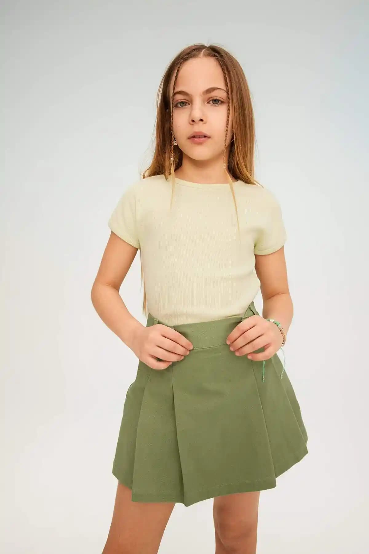 DeFacto Kız Çocuklar İçin Slim Fit Bisiklet Yaka Tişörtü Modern ve Rahat Tasarım
