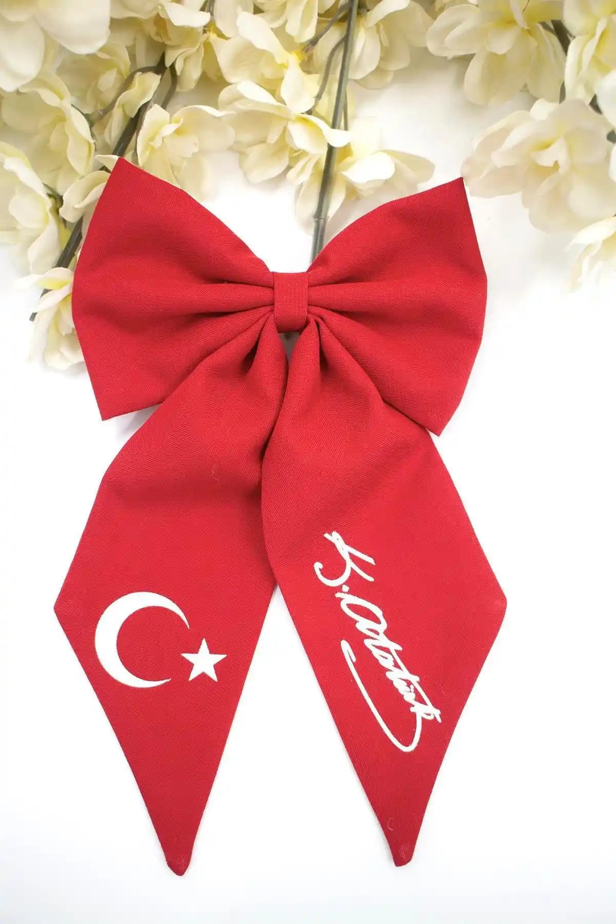 Türk Bayrağı ve Atatürk İmza Motifli Kız Çocuk Fiyonk Tokası 23 Nisan’a Özel Tasarım